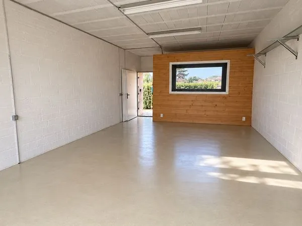 Local : garage, atelier et bureau