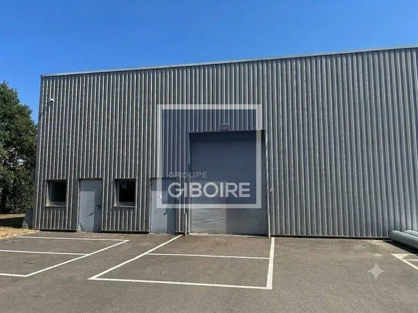 Entrepôt 671 m²