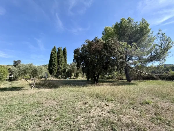Terrain 775 m²
