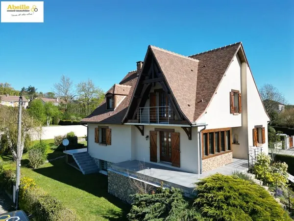 Belle construction traditionnelle sur sous-sol total.
