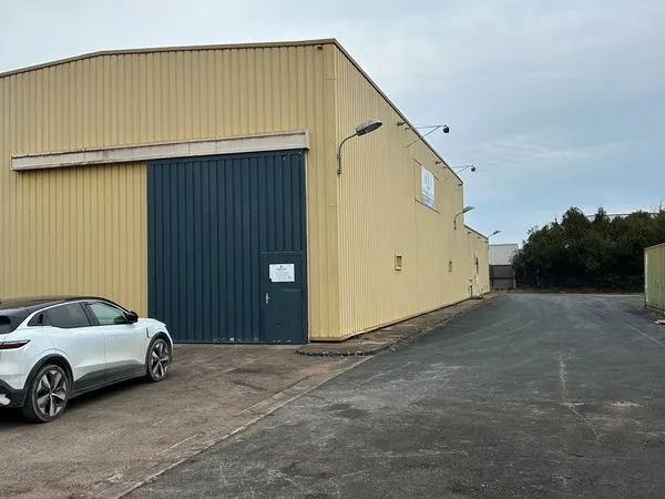 Entrepot . 2500 m2 . Saint Florent-sur-Cher