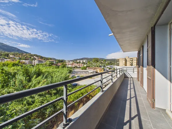 Ajaccio  T3 traversant avec deux terrasses  vue montagne