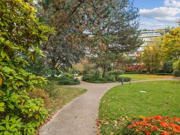 Paris 16e -M° Jasmin - Appartement traversant 126m² - 5e étage -