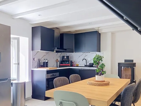 Coeur de bourg,proche des commodités ,charme de la pierre, rénovation cosy.