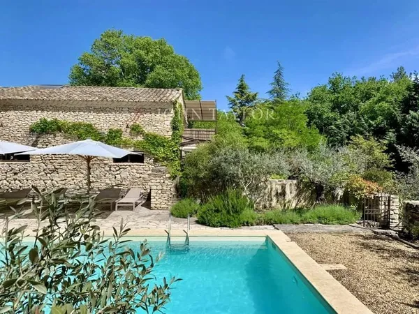 Maison de caractères avec ses gîtes au pied du village de Gordes.