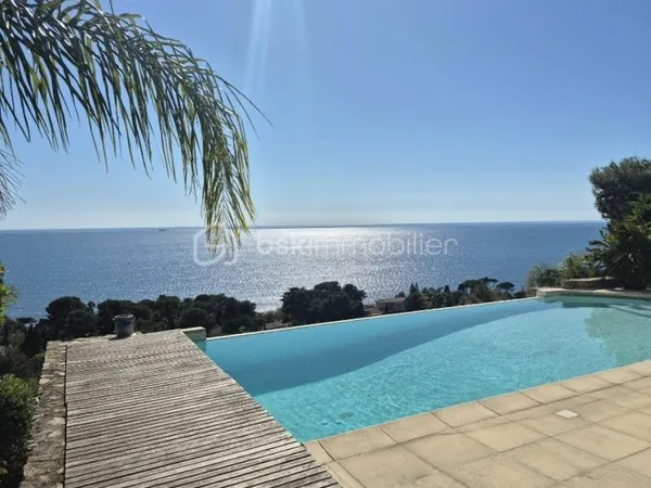 Vends villa d'architecte avec vue mer imprenable et piscine à débordement