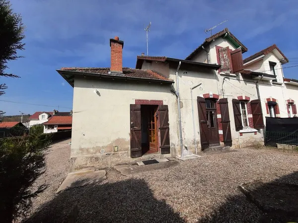 MAISON MITOYENNE SUR 2 NIVEAUX AVEC POTENTIEL D'AGRANDISSEMENT. GARAGES ET DÉPENDANCES