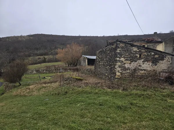 MAISON A RECONSTRUIRE AVEC GRAND TERRAIN