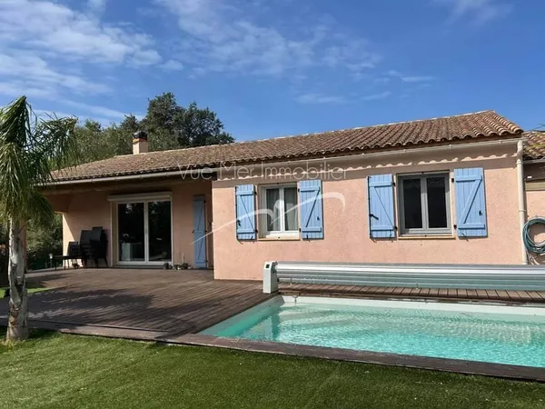 Villa de plain-pied au calme avec piscine et terrain de 700 m²