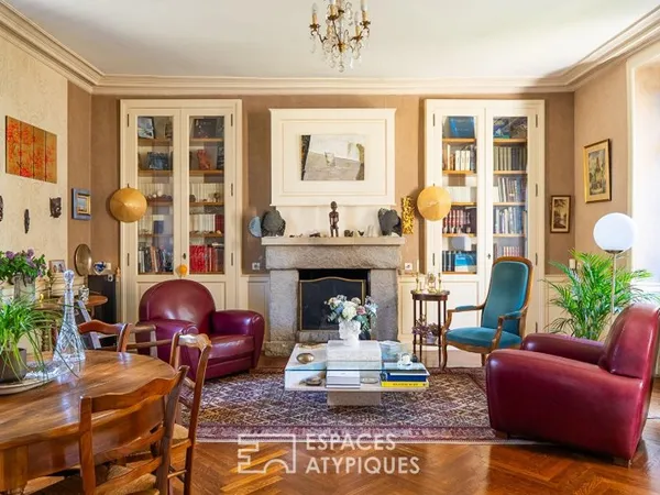 Maison bourgeoise rénovée du XIXe siècle avec jardin arboré et dépendances en coeur de ville à Broon