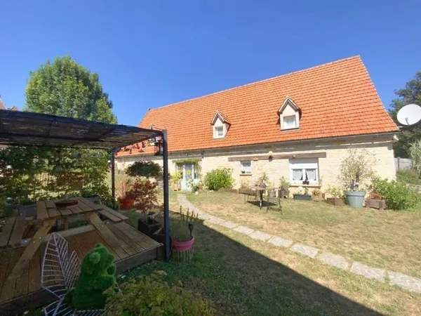 Grange rénovée en 2002, trois chambres, 1 200 m² de terrain avec vue. Dépendance