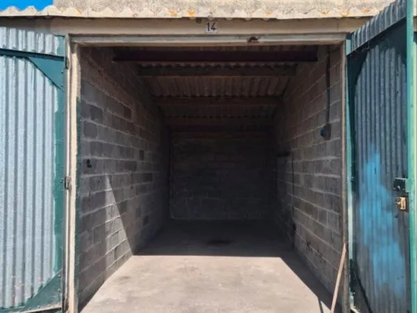Garage / box de stockage 18.2m²