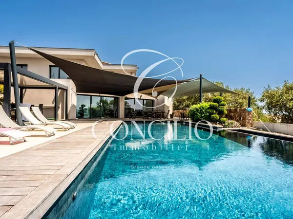 Villa 10 pièces 596 m²