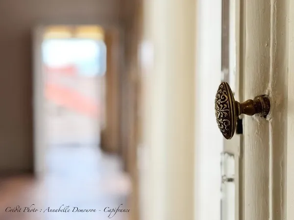 Appartement bourgeois T6 à rénover avec terrasse - CLERMONT FERRAND (63) Plateau Central - proche ca