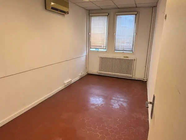 Bureau en 1er étage Fibre et Wifi un
