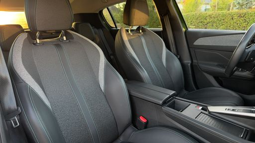 Peugeot 308 1.6 PureTech 180 Hybrid EAT8 - Allure Pack – 2022 – 42191 km – Hybride rechargeable – Boîte Automatique — photo 21