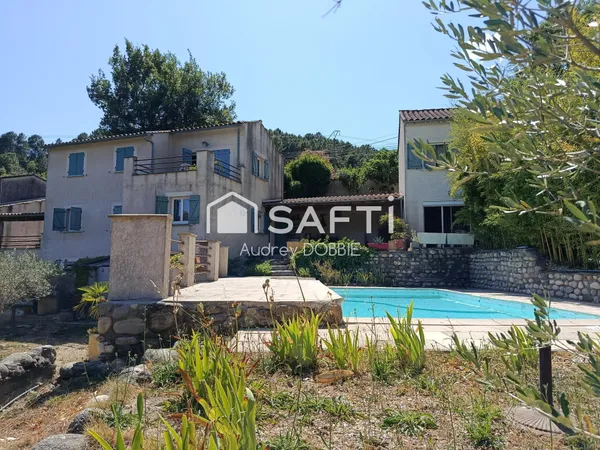 07140 Chambonas : Ensemble immobilier de 4 logements avce Piscine et chataigneraie
