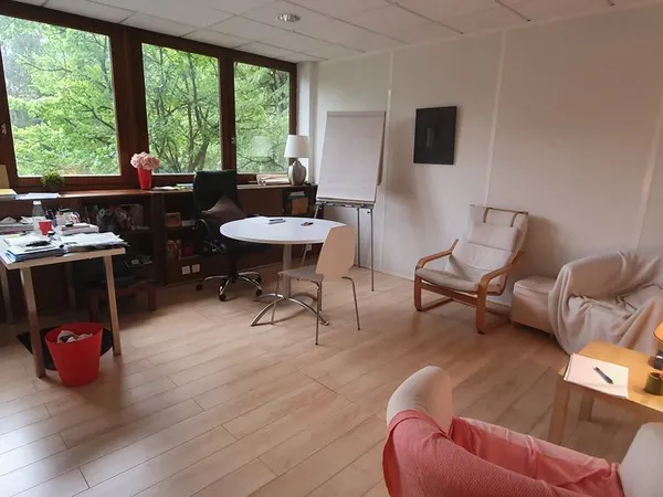 LOCATION BUREAUX ENTRE PARTICULIERS DANS IMMEUBLE de 2 ETAGES SUR RDC