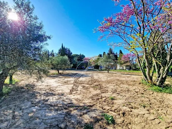 Terrain constructible viabilisé 562 m²