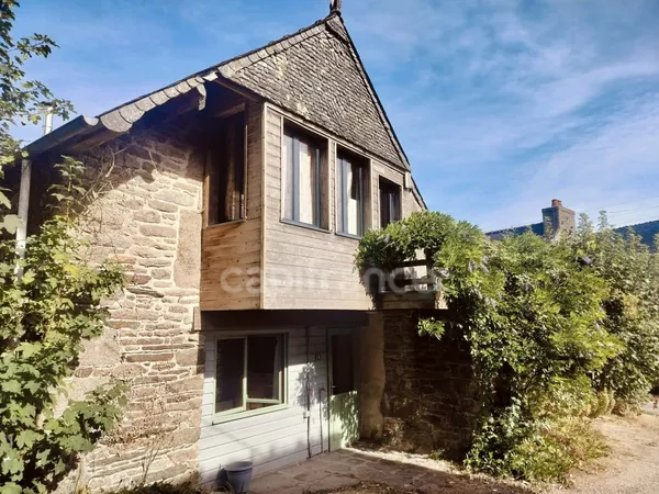 Ensemble immobilier de caractère en pierre au coeur des Monts d'Arrée