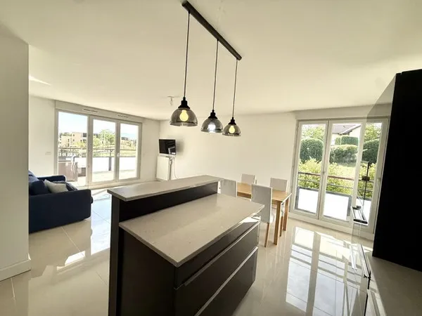 EXCLU FERNEY VOLTAIRE 01210, T3 dernier étage avec balcon, c