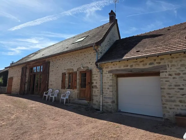 Belle situation calme en sortie de village. Maison ancienne en pierre rénovée sur 3 202m².