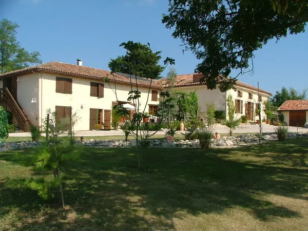 Landhaus am See vor den Pyrenäen