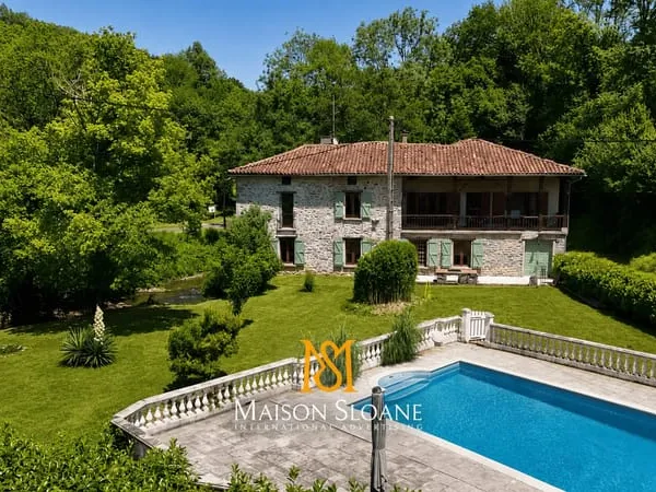 Ancien Moulin avec Rivière, Piscine et 4 000 m2 de Terrain