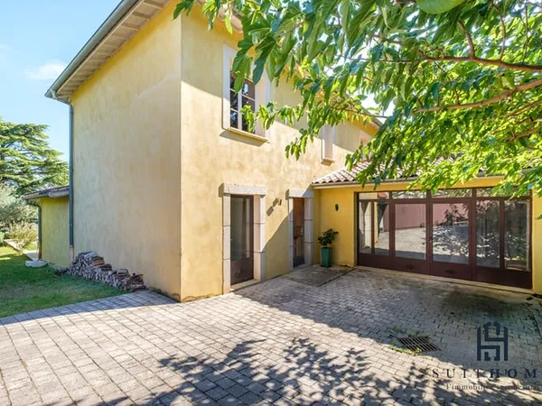 A vendre maison 175 m² à Saint Romain Au Mont D Or, piscine et terrain clos et arboré