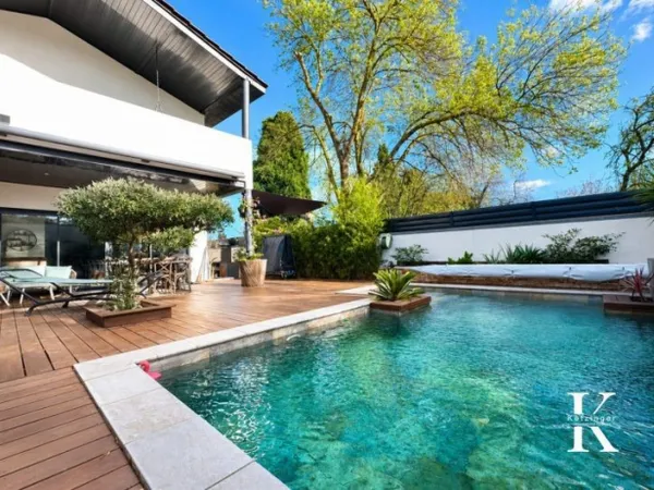 Villa contemporaine d'exception avec double piscine, dépenda