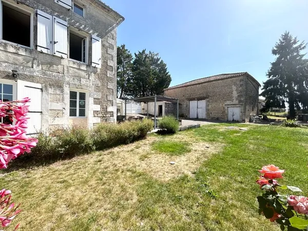 Maison en pierre avec grange.