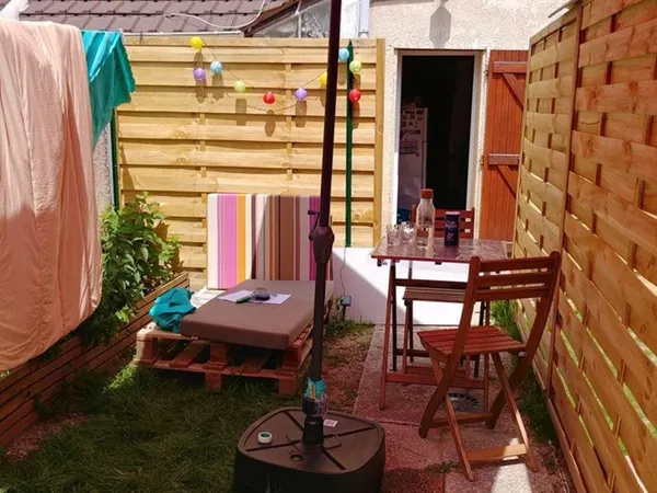 situation centrale, avec jardinet, garage