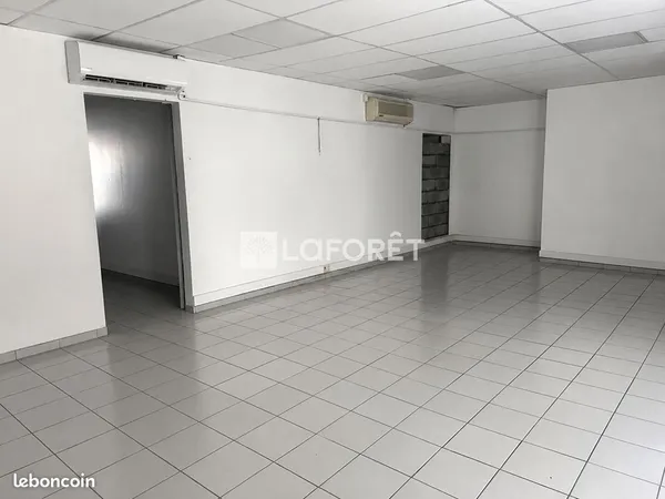 Local 90 m² BAIE MAHAULT