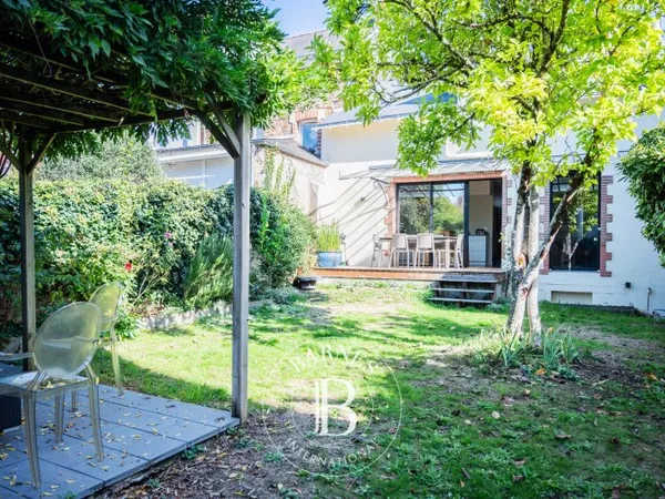 NANTES — Maison rénovée 6 pièces, 4 chambres, jardin clos sans vis-à-vis