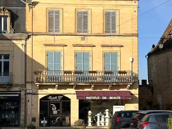 ÉLÉGANT IMMEUBLE ...