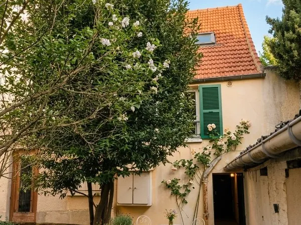 Saint-germain-en-laye centre - triplex 47 m² - esprit maison - 250 000