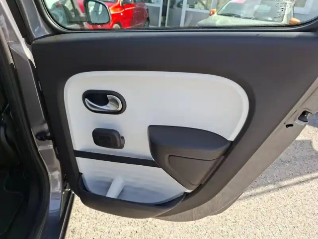Renault Twingo iii e-tech — photo 17