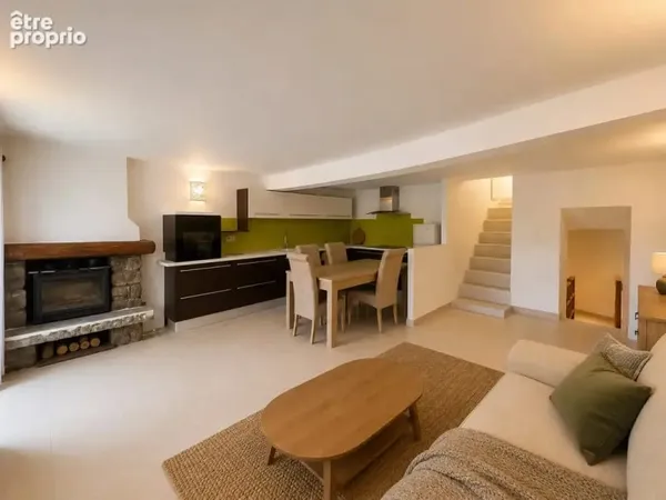 Triplex lumineux avec cheminée à Peille