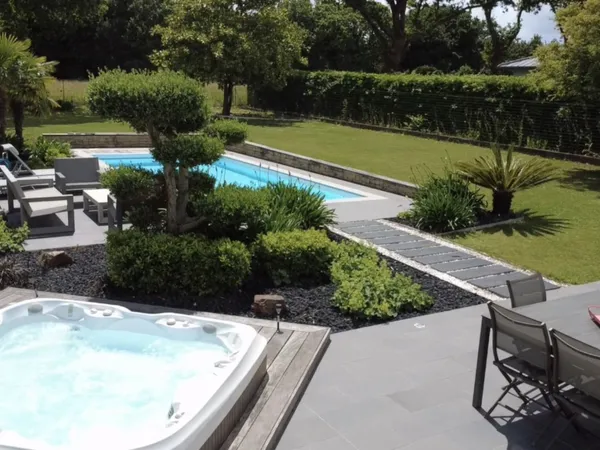 Propriété d'exception avec piscine chauffée et spa sur terrain p