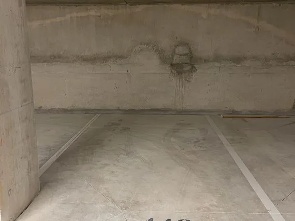 Place de Parking dans parking moderne
