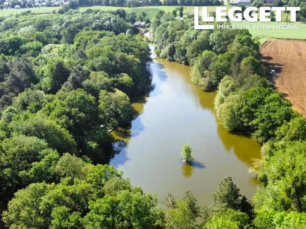 Un superbe chalet en pierre de 2 chambres avec un lac de pêche à la carpe de 5 acres, situé sur un t