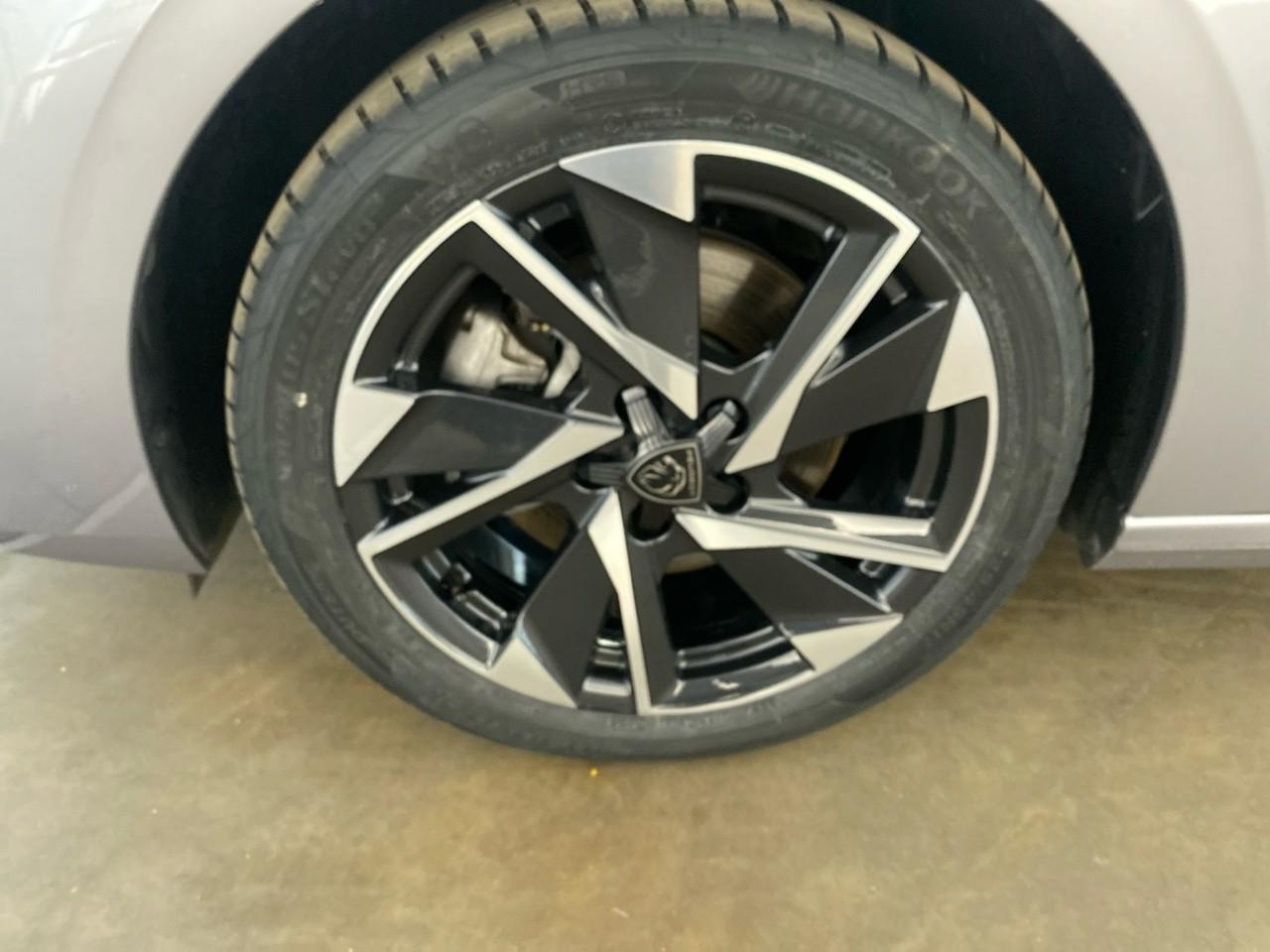 Peugeot 308 hybrid 145 e-dcs6 allure — photo 11