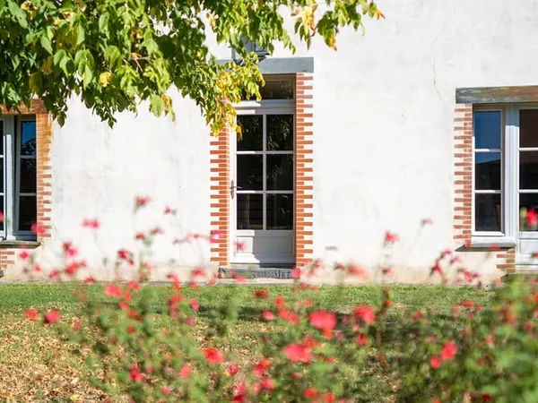 Maison de maître restaurée, 6 chambres et jardin clos au coeur d'Issé