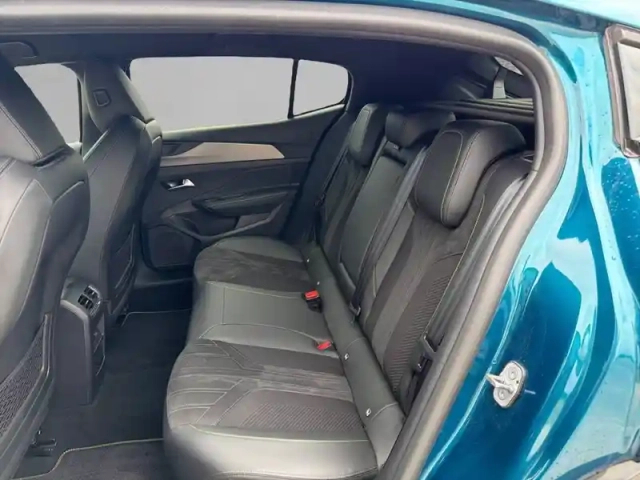 Peugeot 408 phev 180 e-eat8 — photo 12