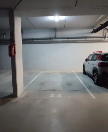 Place de parking dans garage sécurisé