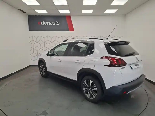 Peugeot 2008 1.2 puretech 110ch s&amp;s bvm5 — photo 4