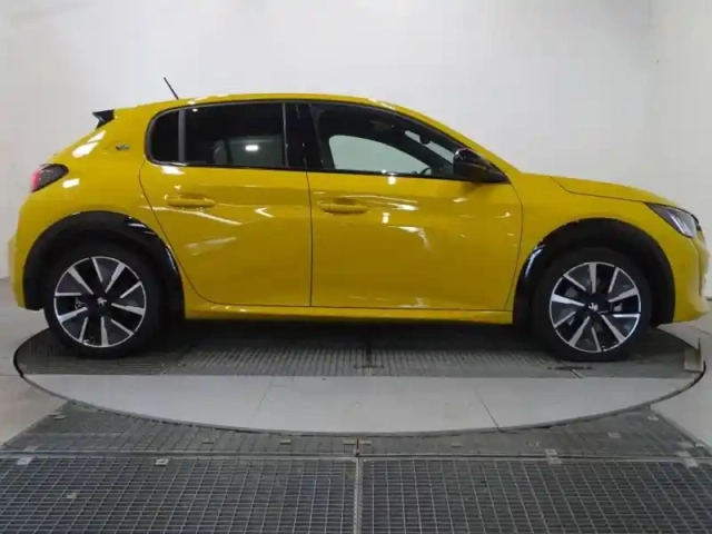 Peugeot 208 e- 136ch gt — photo 4