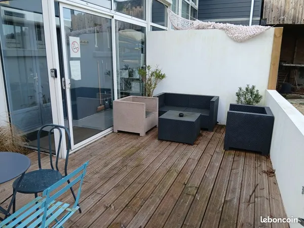 Appartement T3 rénové de 65 m² avec terrasse - 2 chambres & 2 salles de bain - Disponible début sept
