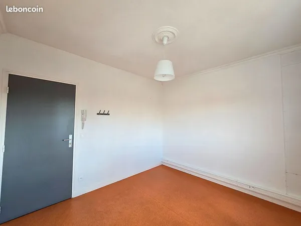 Local 11 m² CHARLEVILLE MEZIERES