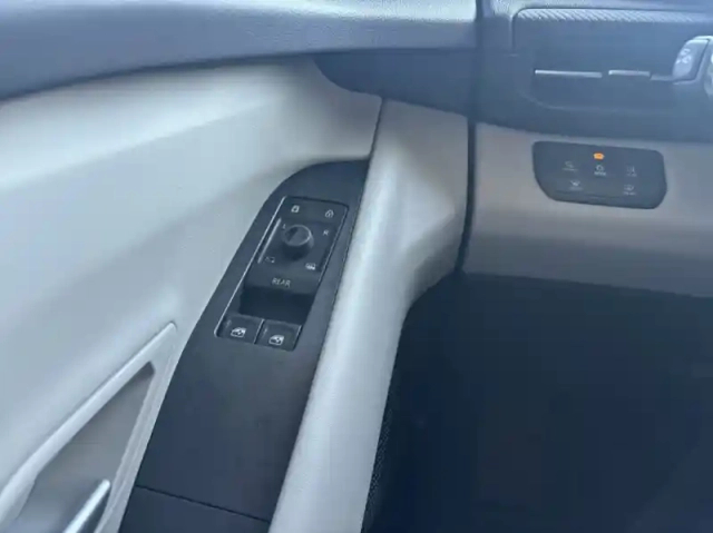Ford Explorer 170ch standard range 52kwh pack premium rwd — photo 6